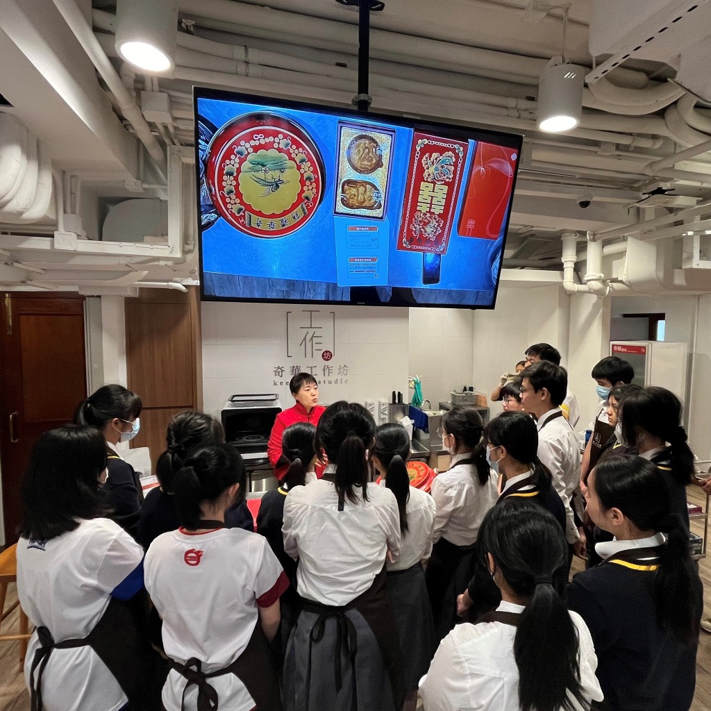 湾仔旗鉴店的奇华工作坊经常都会开设不同的唐饼美食班，把这项传统工艺传扬开去。