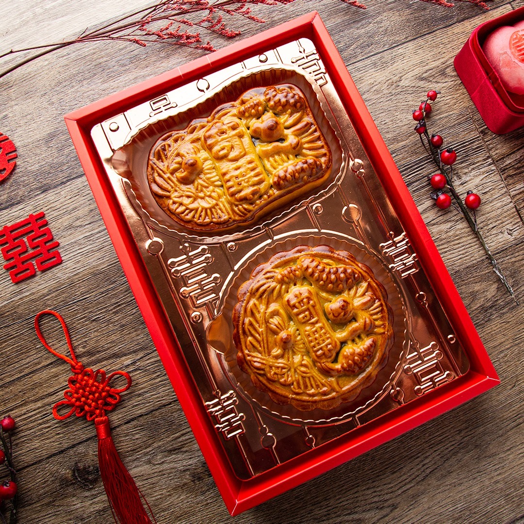 旧日唐饼店大多只会提供纸袋予顾客，奇华革新品牌时，把纸袋换上纸盒，设计新包装，后来更仿傚西饼提供唐饼券。