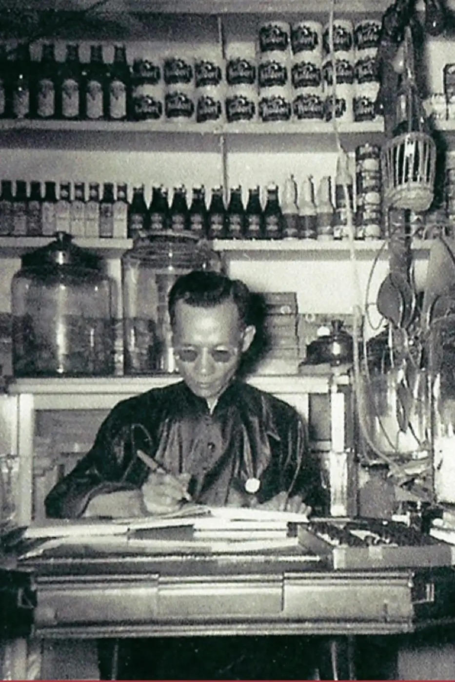 香港八珍酱园1932年由现任八珍掌舵人伍尚钧的祖父伍伟森（图）创立。