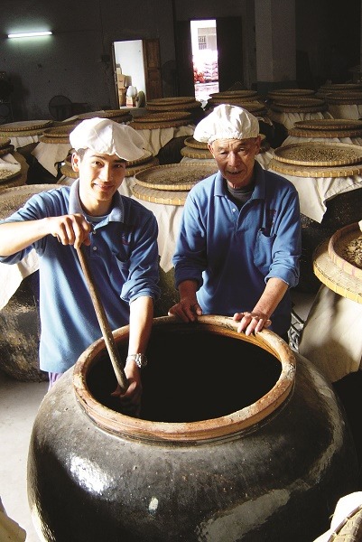 八珍坚持以传统方法发酵酱料