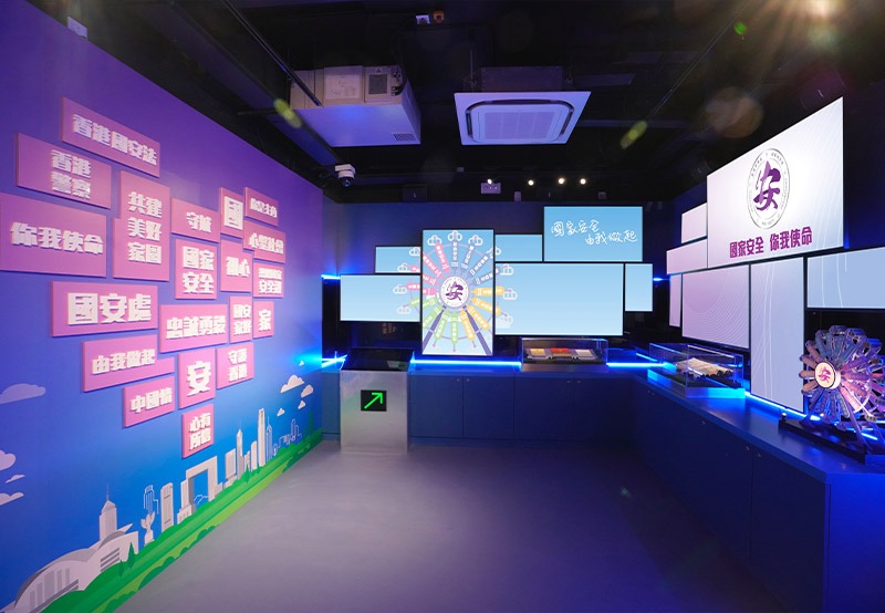 警队博物馆的专题展览厅内，设有大型电视墙，可以播放不同活动及主题短片及照片。