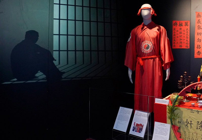 警队博物馆的三合会展览厅内，还原三合会的入会时使用的祭坛及仪式。