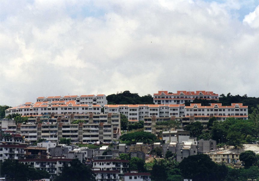 1983年，香港房屋协会在西贡对面海兴建对面海村，是全港首个“郊区公共屋村”。