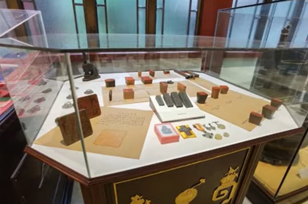 镜湖历史纪念馆展出多项镜湖医院的相关文物，包括医院筹集资金抗击日军的抗战事迹。