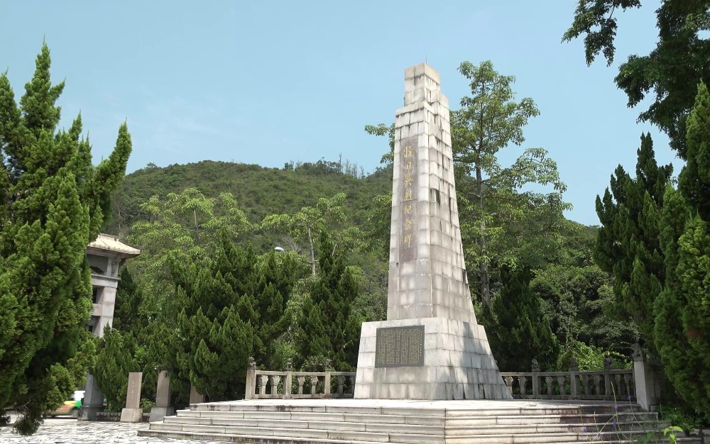 斩竹湾抗日英烈纪念碑高20公尺，纪念碑正立面，镶了一块青石碑，上刻有碑文，记录了三年零八个月抗击日军侵略的事迹