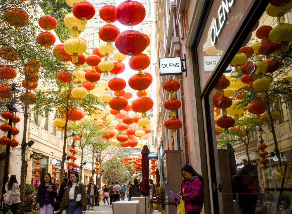 2015年，利东街重建为长约200米的林荫步行街商场，两旁为露天茶座、餐厅及潮流品牌商店。