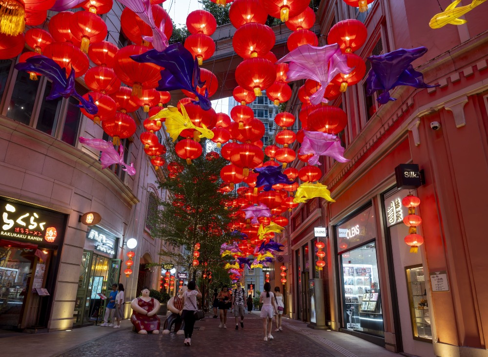 临近中国传统节日，好像农历新年、中秋节等，利东街上都会悬挂传统红灯笼，增添节日喜庆气氛。