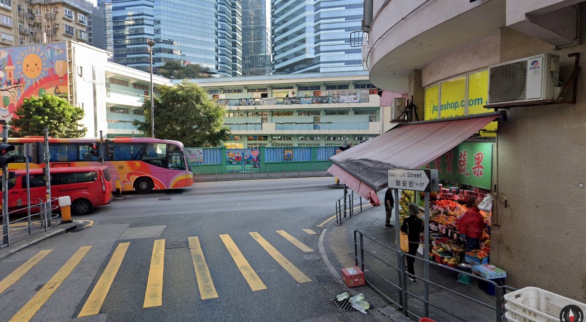 牛头角的联安街，南始于交通繁忙的牛头角道。图前方是马蹄径的路德会官塘书院及夜校。（图片来源：Google Map截图）