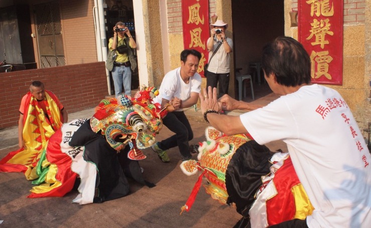 麒麟的5色布上绣有“风调雨顺”的字眼，而麒麟头和身一般都有“金钱”装饰，寓意带来财富。