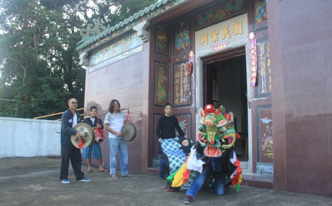 一支舞麒麟队伍通常由最少6人组成，包括1位师傅带领，2人负责舞动麒麟头与尾，3人分别敲打锣、鼓和钹等乐器。