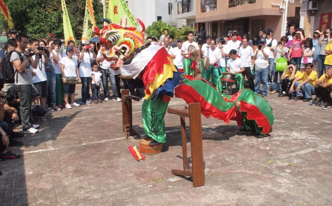 图为舞麒麟“采青”一幕。