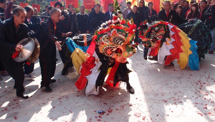 两头麒麟相会时，双方师傅会指挥麒麟迎接对方。