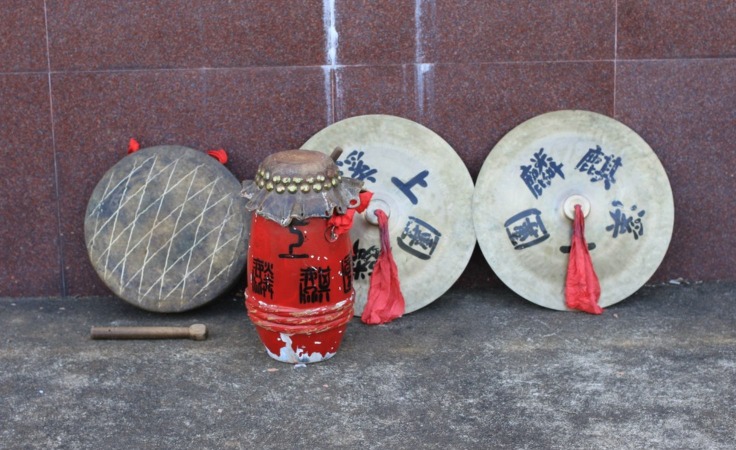 舞麒麟使用的3大乐器 ：（左起）铜锣、梆鼓及一对铜钹。