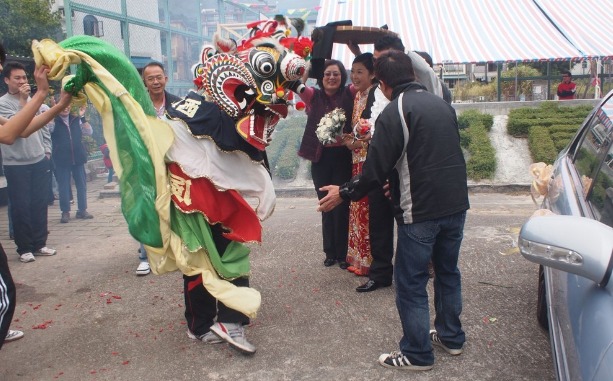 在婚嫁仪式上亦会舞麒麟助庆。