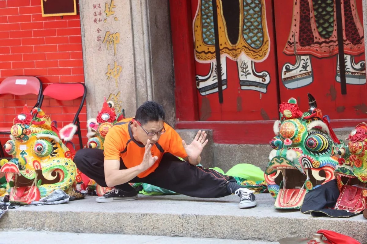 舞麒麟时动作很贴近地面