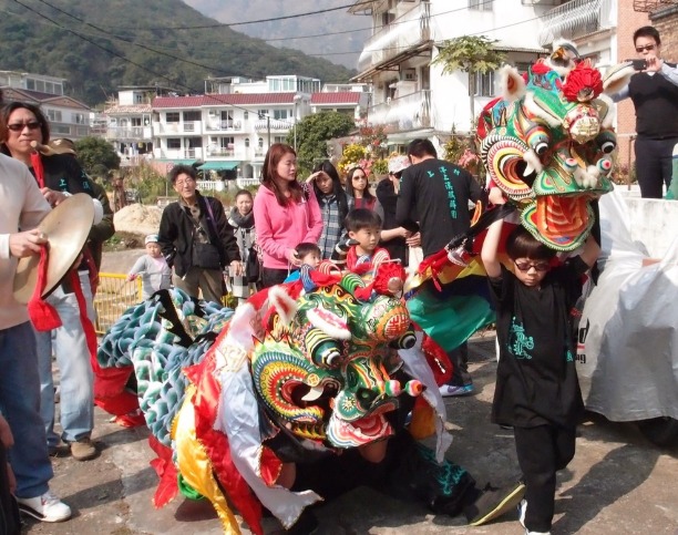 舞麒麟曾经历一段青黄不接、面临失传的危机，但多得乡民努力维系和传承，这项传统才能延续下去。