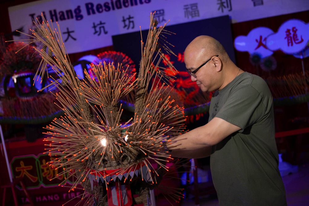 The dragon's head, which is studded with incense sticks, weighs 45 kilograms and requires 8 to 10 strong performers to dance it in relay