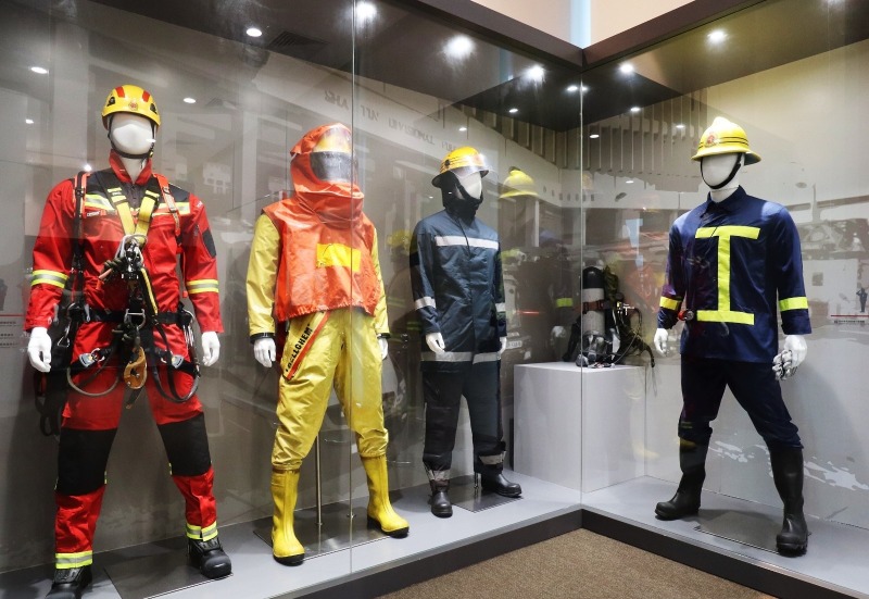 在消防及救护教育中心暨博物馆可以看到不同年代的消防制服。