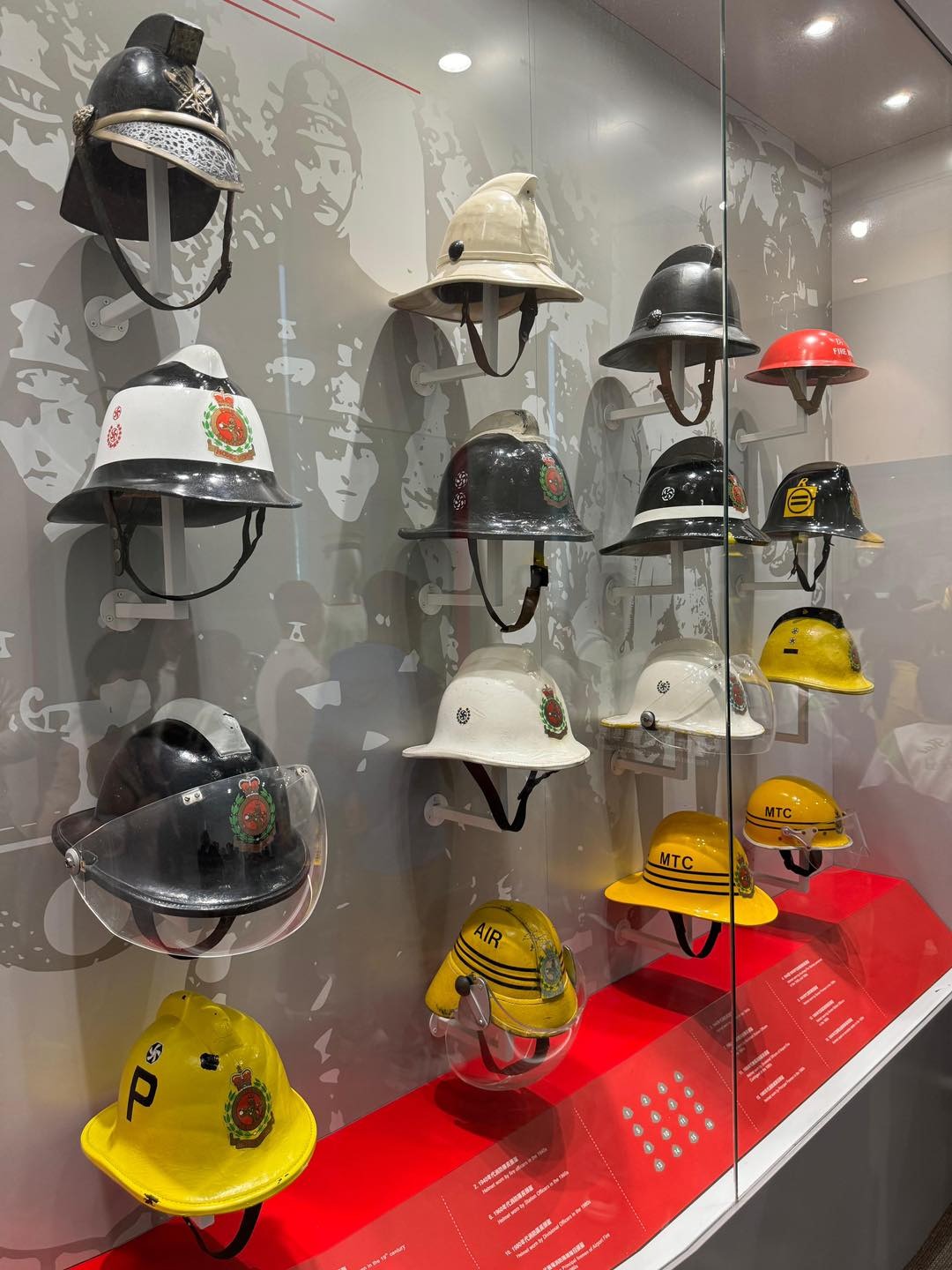 不同年代消防人员使用的头盔，款式众多。