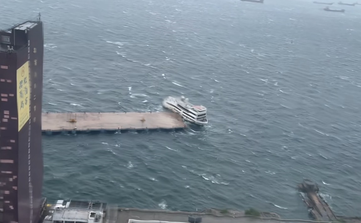 觀光客輪「海龍明珠」號在「韋帕」吹襲期間撞向上環招商局碼頭石壆，導致船身損毀變形。