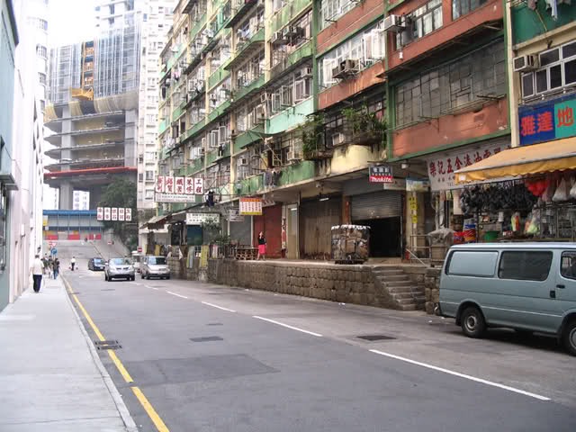 昔日滨海街的楼宇都建在类似码头的花岗石地台