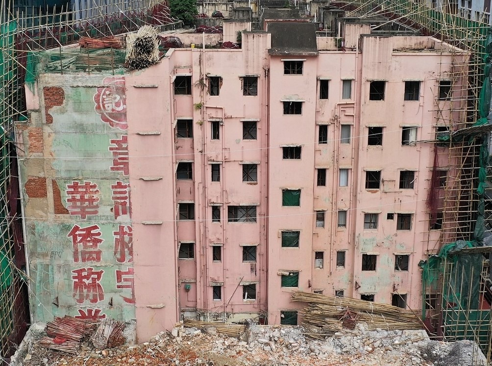 滨海街旧楼重建地盘进行拆卸时，意外露出逾半世纪的“章记楼宇 华侨称誉”外墙广告。