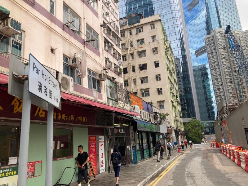  鲗鱼涌滨海街上，右为旧楼重建地盘，既是发现战时炸弹所在地，该处一带也是昔日香港太古糖厂、船坞发展区。