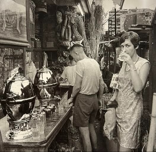 1950年代热浪袭港,当时香港人口只有约200万,但每日竟可售出20万碗凉茶 1950年代热浪袭港,当时香港人口只有约200万,但每日竟可售出20万碗凉茶