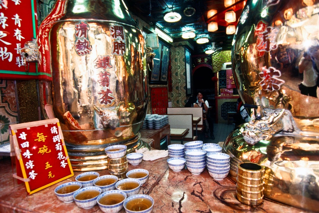 很多凉茶铺都会在当眼处都置一个葫芦形的铜壶,原来这个壸有“悬壶济世”的寓意。 很多凉茶铺都会在当眼处都置一个葫芦形的铜壶,原来这个壸有“悬壶济世”的寓意。