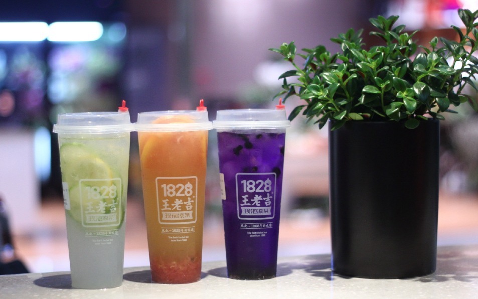 内地的王老吉把传统凉茶与手摇饮品结合,吸引年轻人光顾。 内地的王老吉把传统凉茶与手摇饮品结合,吸引年轻人光顾。