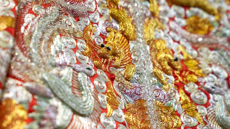 刺绣反映了一条裙褂的价值。为了配合刺绣,由选料、剪裁到缝合,都要配合刺绣而作出调整。 刺绣反映了一条裙褂的价值。为了配合刺绣,由选料、剪裁到缝合,都要配合刺绣而作出调整。