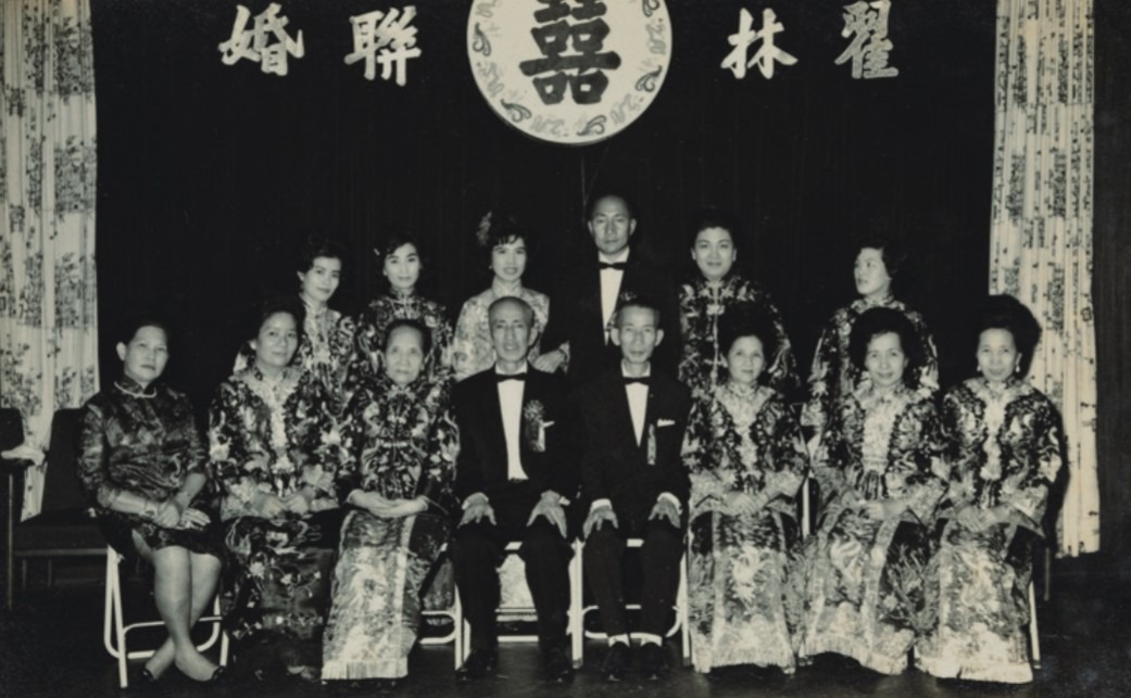 穿裙褂不是新娘专利,1960年代一些女性长辈出席婚宴及宗族重要活动,都会穿上裙褂赴会。 穿裙褂不是新娘专利,1960年代一些女性长辈出席婚宴及宗族重要活动,都会穿上裙褂赴会。