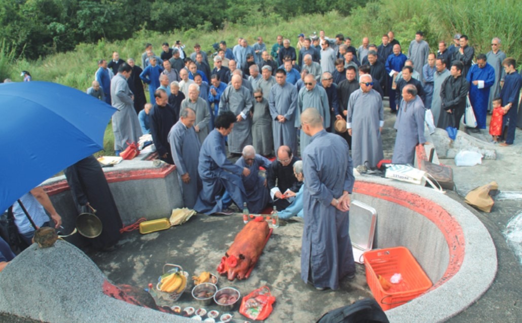 长衫在新界传统宗族社会中有重要的社会意义,图为锦田邓氏宗族成员穿着长衫祭祖。 长衫在新界传统宗族社会中有重要的社会意义,图为锦田邓氏宗族成员穿着长衫祭祖。