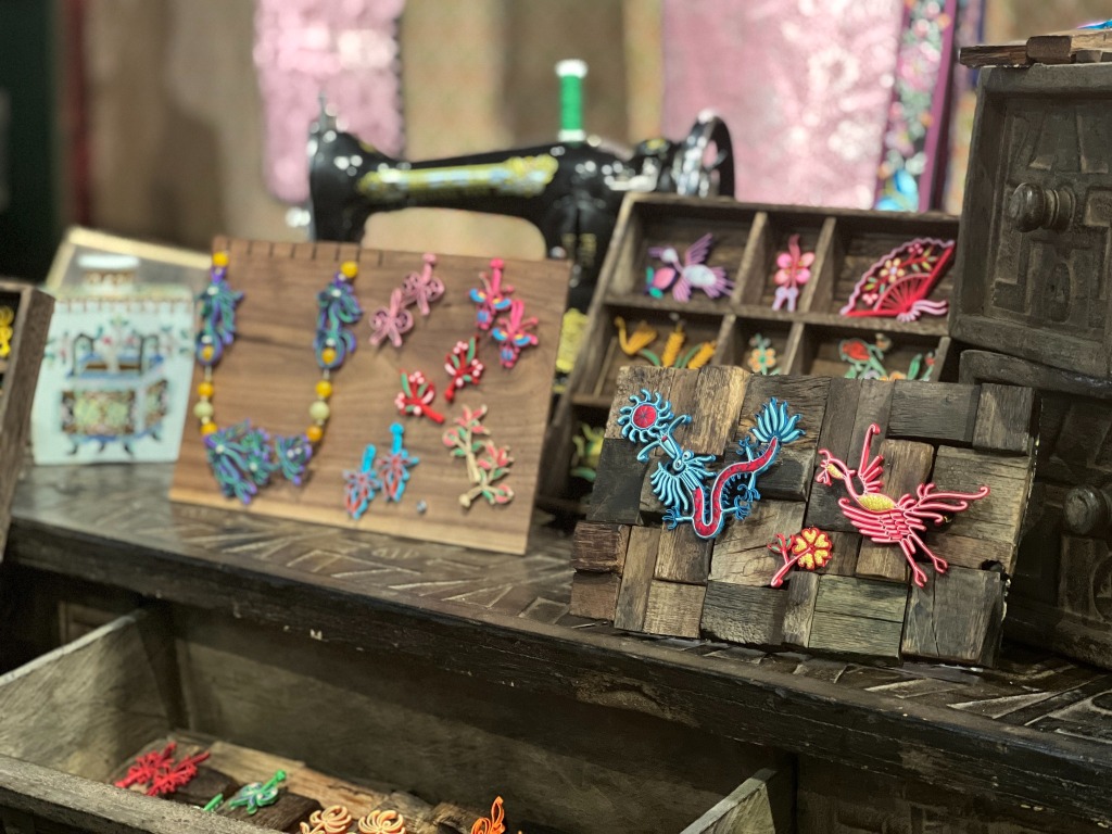 传统中式长衫工艺中注入创新元素,设计新颖花纽 传统中式长衫工艺中注入创新元素,设计新颖花纽