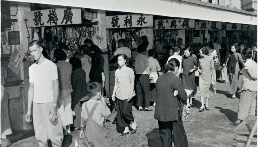 这帧摄于1950年代的照片,既能见到穿长衫的女士,亦见到穿中式衫裤的劳动阶层妇女。 这帧摄于1950年代的照片,既能见到穿长衫的女士,亦见到穿中式衫裤的劳动阶层妇女。