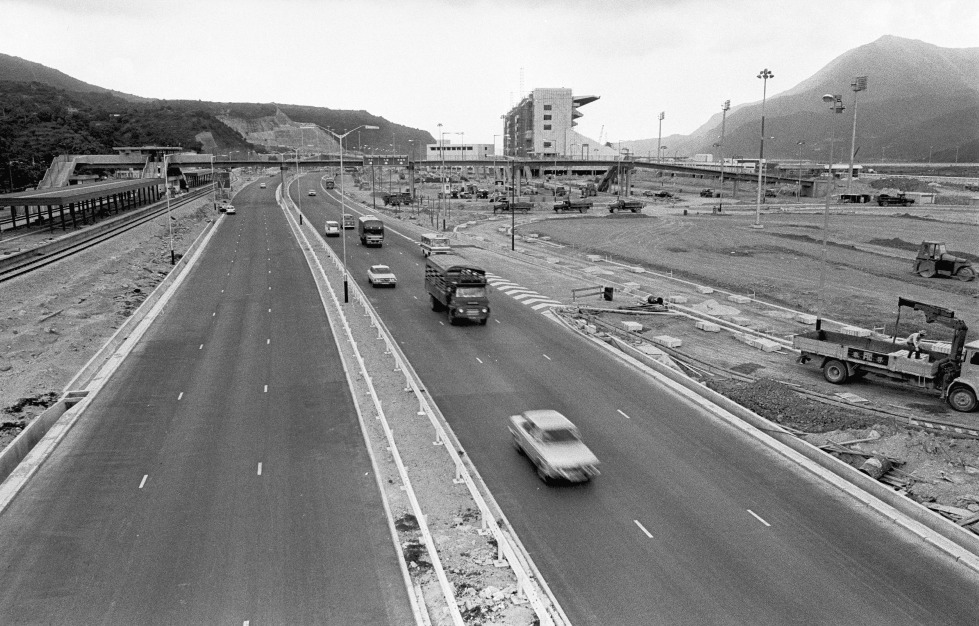 1978年的大埔公路沙田段 早于1902年,新界首条九龙市区及新界的公路──大埔公路落成。图为1978年的大埔公路沙田段
