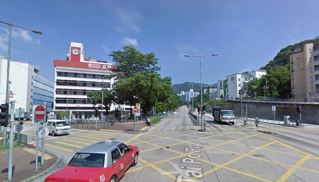 大埔道 图左后方是位于深水埗的嘉顿中心,也是大埔道沿路的标志性建筑物之一。