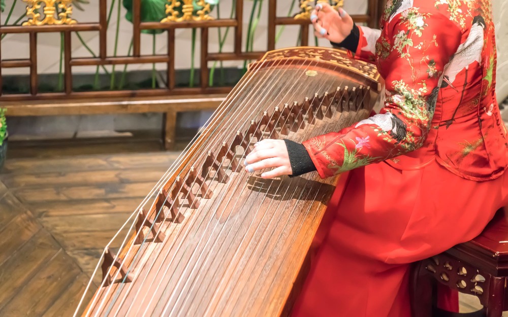 从弦线数目的多寡已能辨别出古琴和古筝。古琴只有7根弦线,古筝则有多达16至21根弦线 从弦线数目的多寡已能辨别出古琴和古筝。古琴只有7根弦线,古筝则有多达16至21根弦线