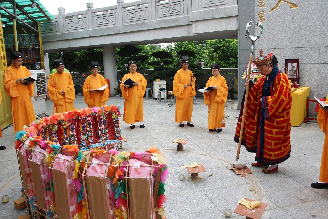 蓬瀛仙館道侶展示「破地獄」儀式。