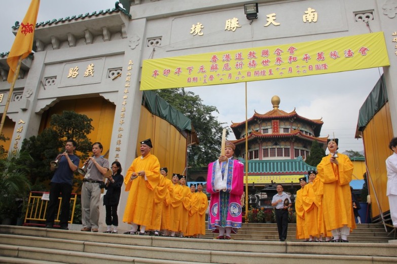 道教儀式的器樂演奏，有時候由「經生」（即參與儀式的人員）負責，有時會由道堂聘請職業樂師、即是「醮師」去擔當。