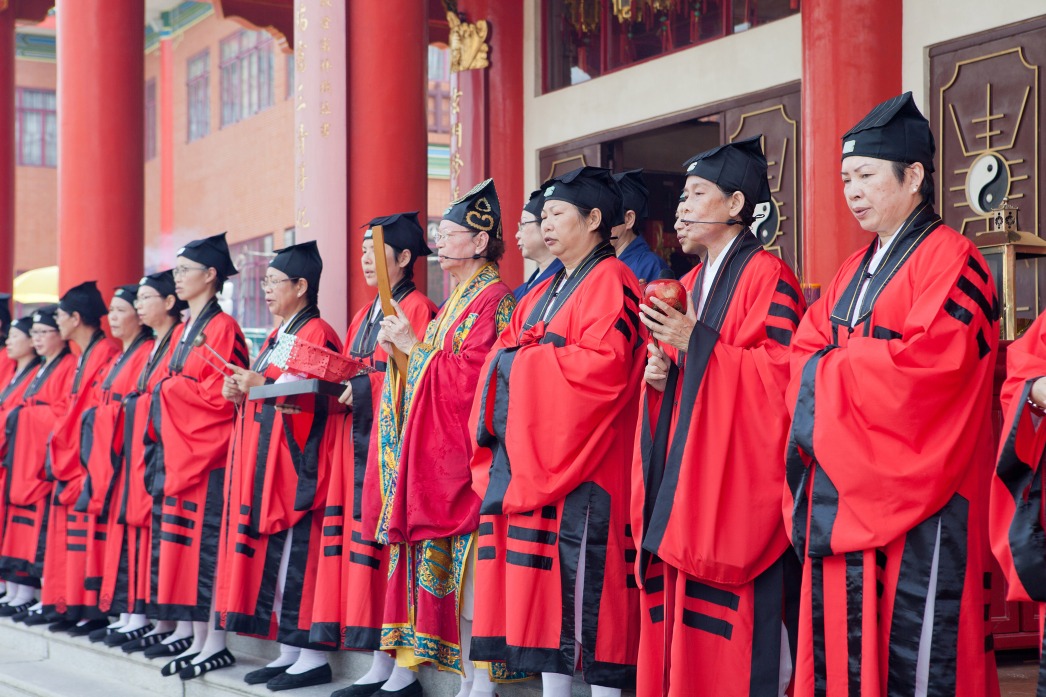 道教認為一切萬有以外有一個至高無上的「道」，雖然「道」無法用感官感知，虛無玄妙，卻能自然化育宇宙和天地萬物，所以人應當信道和敬道，修行追求體道合德的境界。