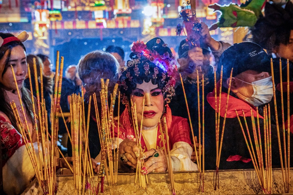 说到黄大仙上头炷香的传统，很多人会想到艺人黄夏蕙。