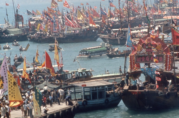 1970年船隻駛往西貢佛堂門的天后古廟慶祝天后誕盛典。 1970年船隻駛往西貢佛堂門的天后古廟慶祝天后誕盛典。