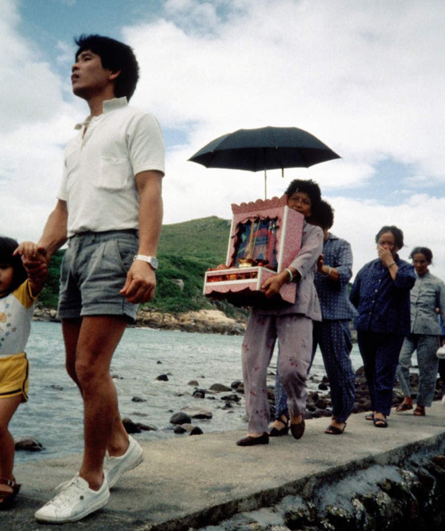 南丫島鹿洲善信打着傘子護送天后聖像入廟的情況。 南丫島鹿洲善信打着傘子護送天后聖像入廟的情況。