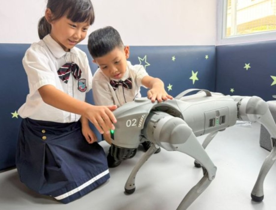 金錢村何東學校引入機械狗編程課程 金錢村何東學校引入機械狗編程課程,讓學生學習如何操控與編寫機械狗動作等。