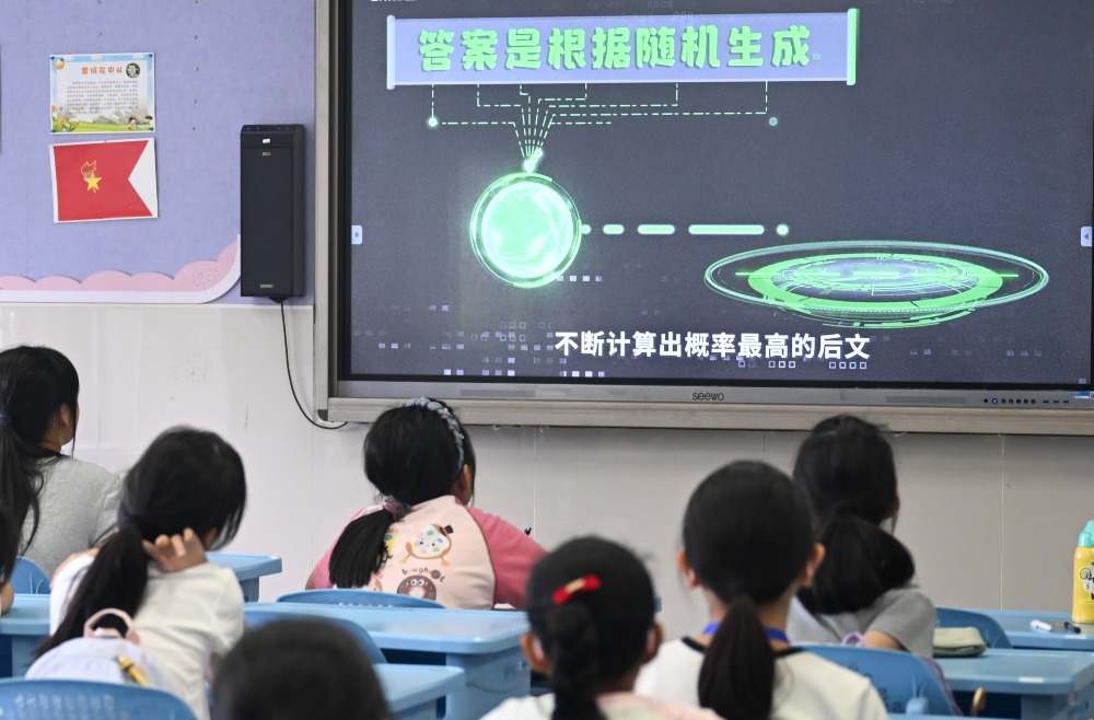 浙江人工智慧應用教育試點學校-杭州市春暉小學的暑期班上課情況 AI黑板已有內地多個省級行政區、1200多個區縣,逾10萬個班級使用。圖為杭州市春暉小學。