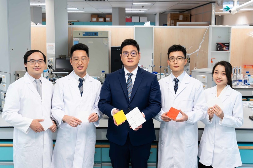 研发无电制冷的核心成员包括曹之胤教授（中）、朱毅豪教授（左二）及创冷科技研发团队。