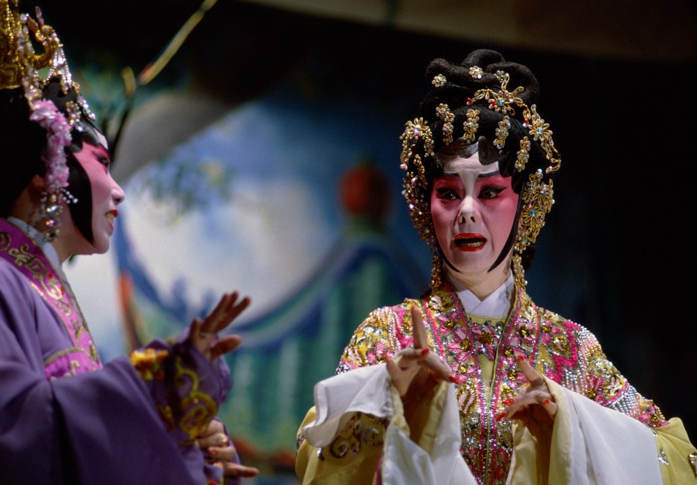 清咸丰年间,粤剧艺人李文茂加入了太平天国,反清起义,清政府因此烧毁了佛山最具代表性的粤剧行会琼花会馆,解散艺人,禁演粤剧10余年。 清咸丰年间,粤剧艺人李文茂加入了太平天国,反清起义,清政府因此烧毁了佛山最具代表性的粤剧行会琼花会馆,解散艺人,禁演粤剧10余年。