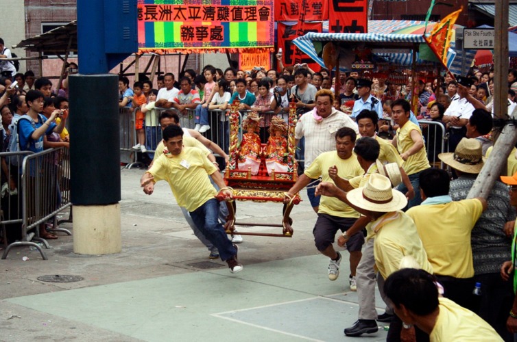 长洲太平清醮巡游期间的“走菩萨”环节