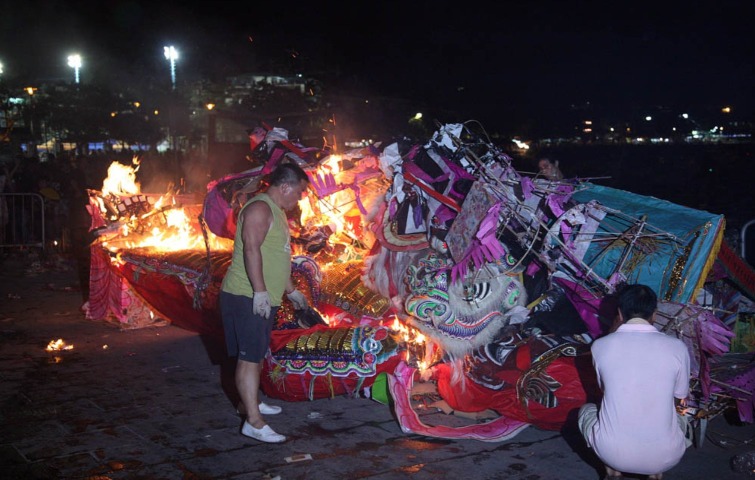 长洲太平清醮以火化大士王为结尾，寓意带领孤魂野鬼离开阳间，社区回复洁净安宁。